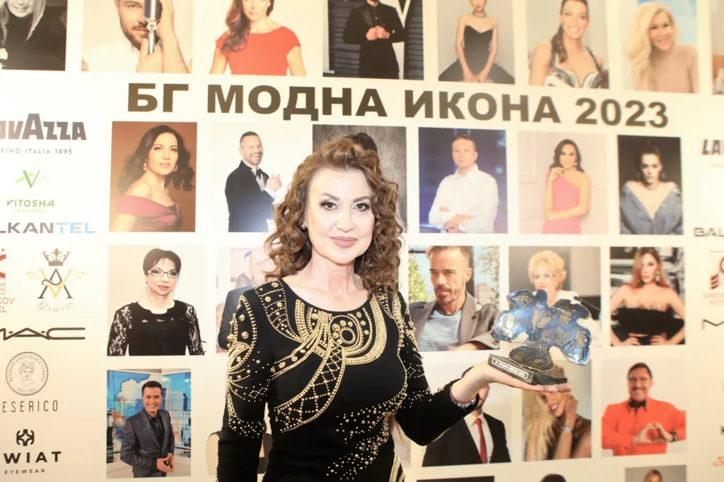 Илиана Раева с наградата. Фото: © Академия за мода / Хайлайф