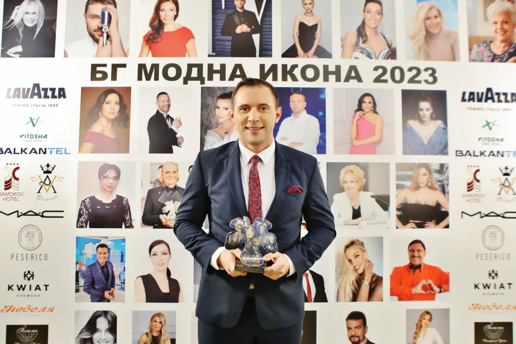 Златимир Йочев с наградата. Фото: © Академия за мода / Хайлайф