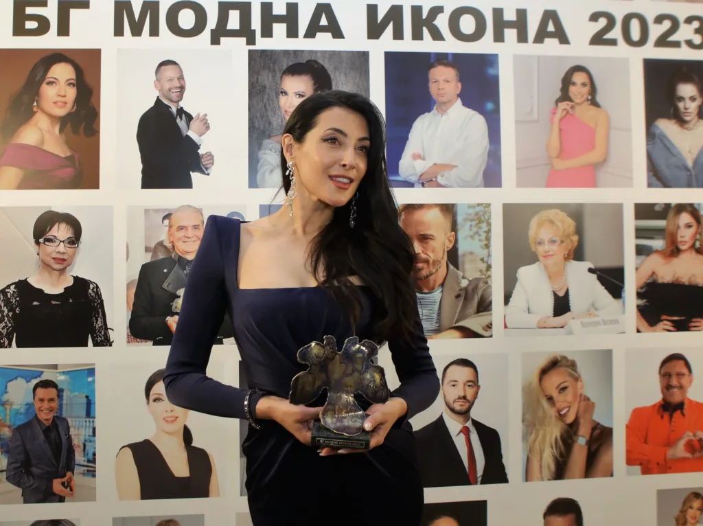 Христина Бобокова с наградата. Фото: © Академия за мода / Хайлайф