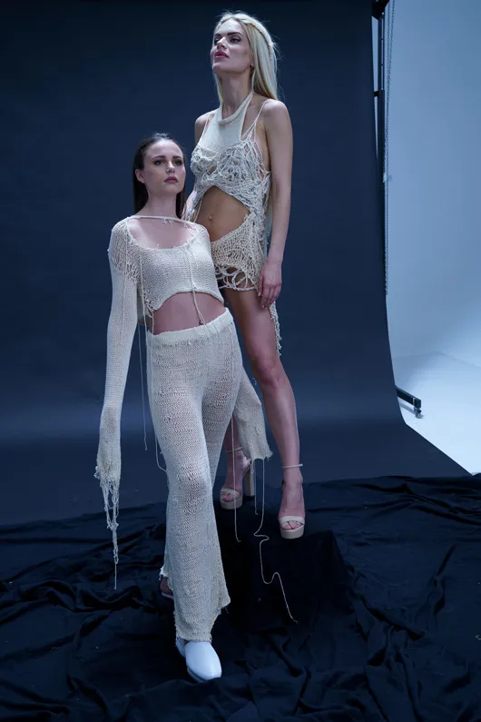 Хелена Тодорова и Вероника Стефанова участваха в заснемането на фотосесията на Ния Топалова. Прически: Александър Иванчев - салон за красота V&A Glamour, грим: Виктория Стефан, модели Вероника Стефанова и Хелена Тодорова.
Фото: © Дилян Марков