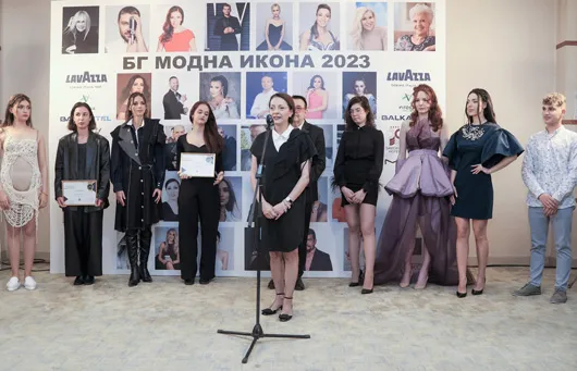 Проф. Яна Костадинова приветства Ния Топалова и останалите стипендианти на Академията за мода по време на „БГ модна икона 2023“.
Фото: © Академия за мода / Ромео Чолаков