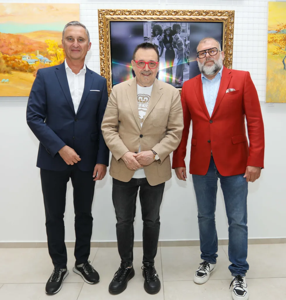 Проф. Любомир Стойков заедно с Павел Цветков и Любомир Гетов. 
Фото: © Академия за мода / Петър Станев