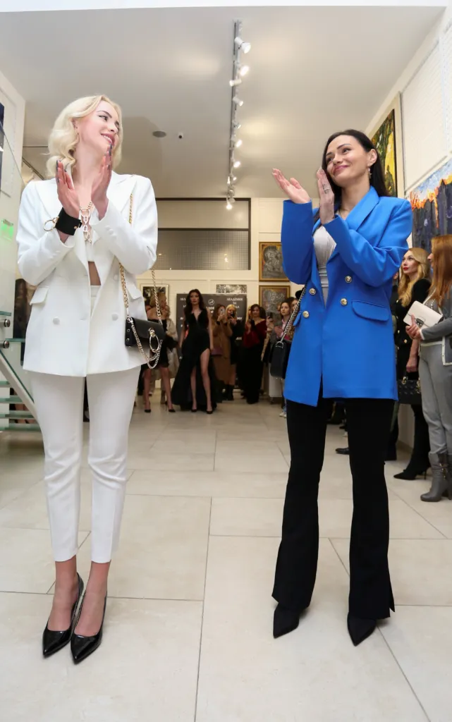 Ивет Апостолова, облечена в тоалет на модния бранд Antony Langountin и с аксесоари на Mia Touchè, заедно с дизайнерката Мария Радославова. Фото: © Академия за мода / Петър Станев