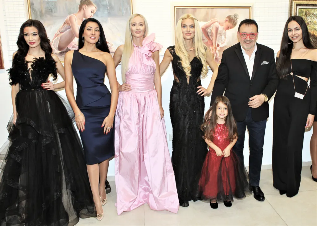 Проф. Любомир Стойков заедно с водещата Христина Бобокова, Станимира Йоцова, облечена в Alegra, Мадлена Иванова, облечена в Maison Estrella, Вероника Стефанова и дъщеричката ѝ Анжи, облечени в Blink и Виктория Лазарова. Фото: © Академия за мода / Божидар Марков