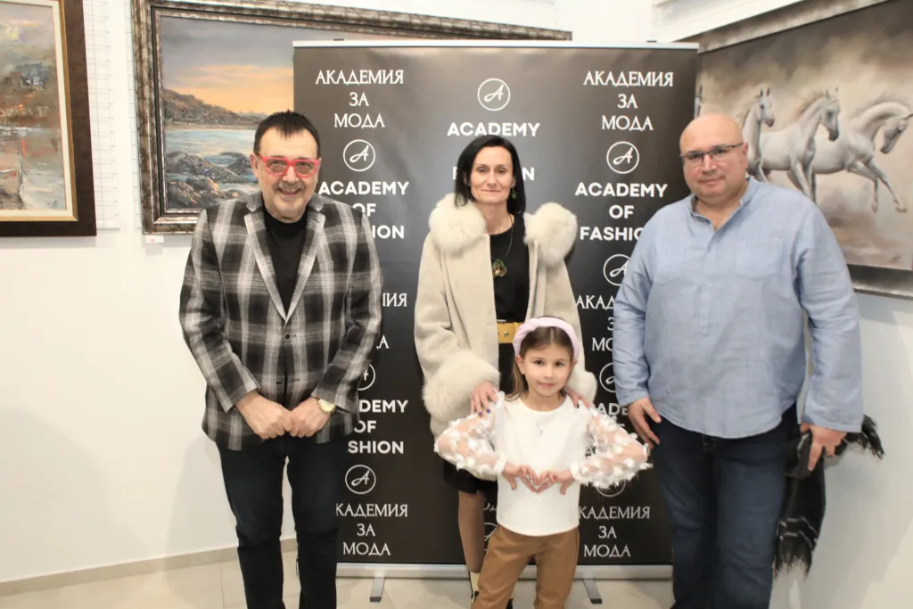 Проф. Любомир Стойков заедно с доц. д-р Манол Соколов и неговото семейство. Фото: © Академия за мода / Хайлайф