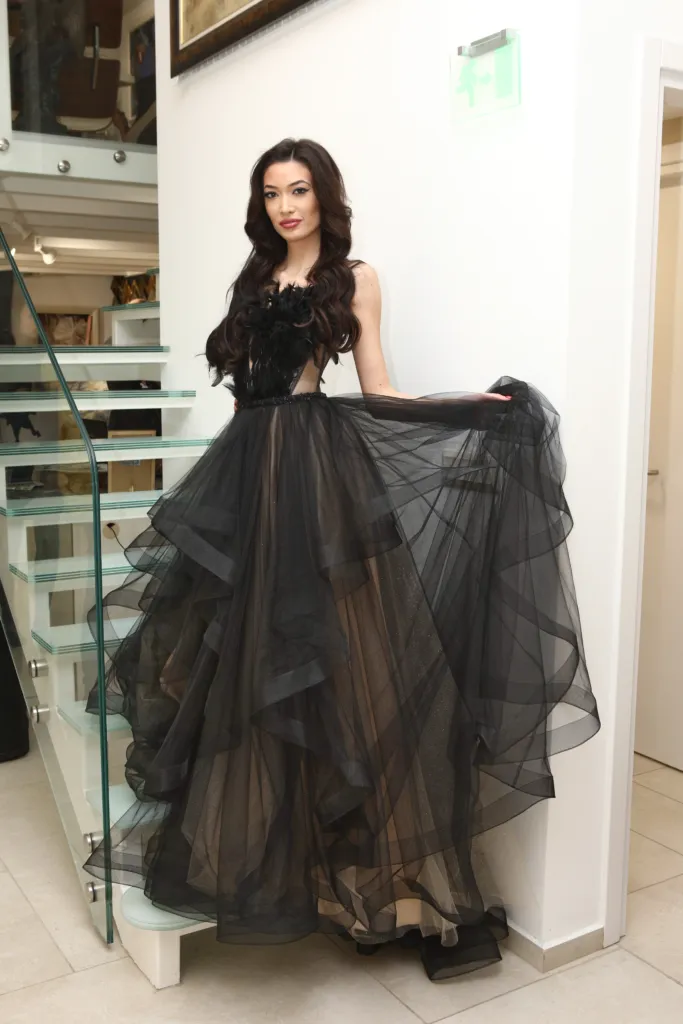 Станимира Йоцова -  Мис Велинград 2021 и лице на KWIAT за лято 2022, с тоалет на модна къща Alegra, с дизайнер Радостина Долапчиева. Фото: © Академия за мода / Божидар Марков