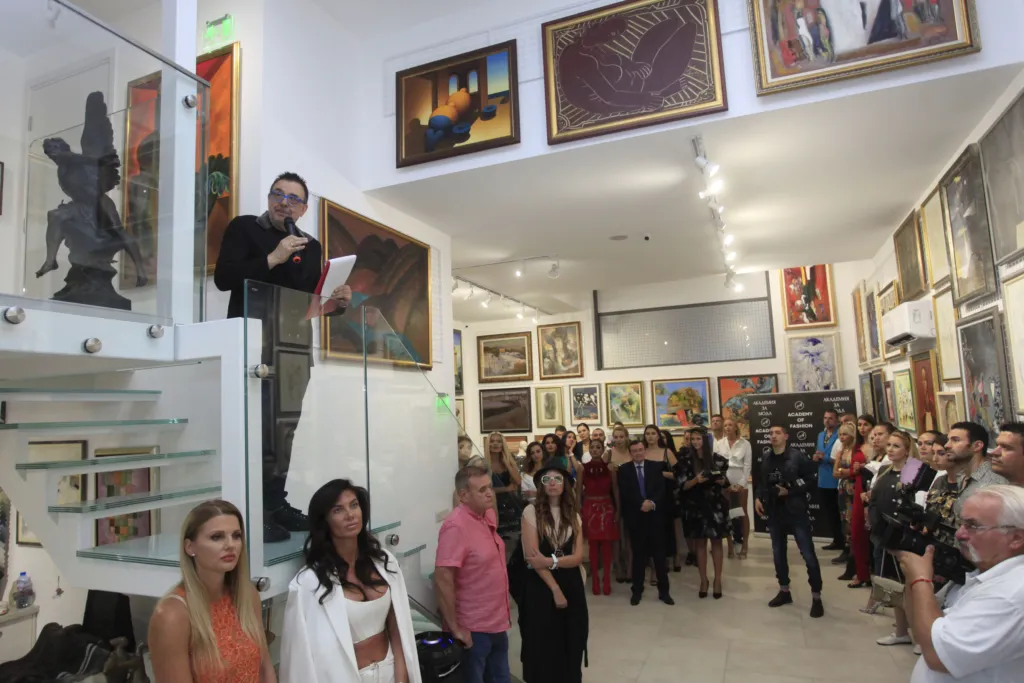 Проф. Любомир Стойков, докато говори за „футуристичния шик“. Фото: © Академия за мода / Вили Николов