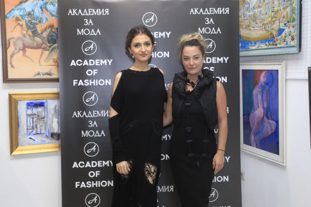 Теодора Спасова и Кая Ценкова, облечена в тоалет на Minoar.  Фото: © Академия за мода / Вили Николов