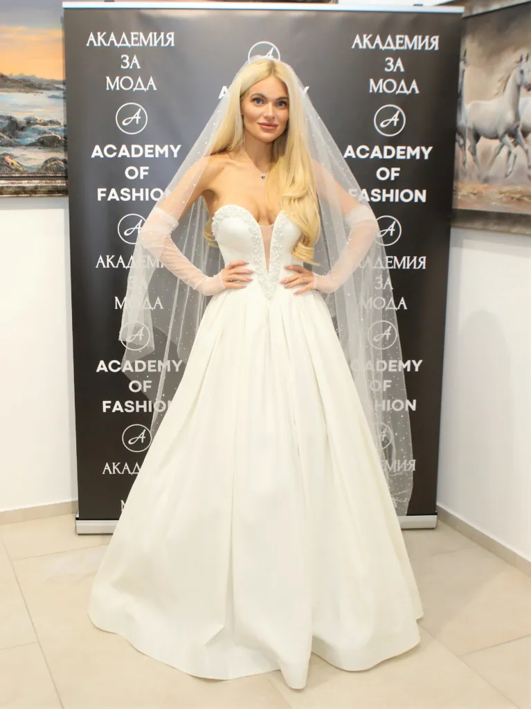 Вероника Стефанова – Мис България Свят 2017 и лице на „Златна игла 2021“, в тоалет на модния бранд Blink, с дизайнер Радослава Лазарова.
 Фото: © Академия за мода / Хайлайф