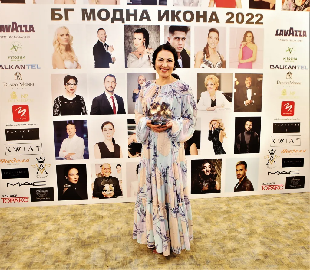 Десислава Стоянова с наградата. Фото: © Академия за мода / Хайлайф