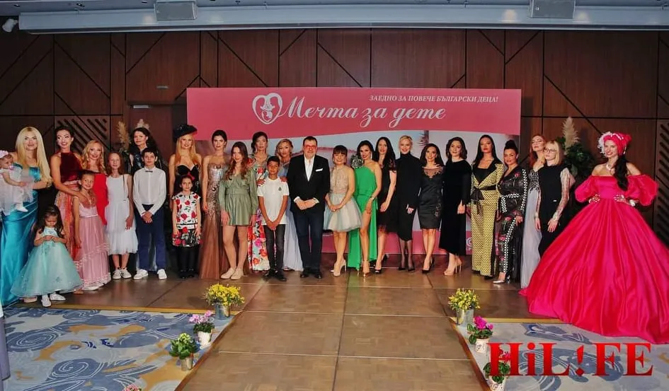 Ивелина Рускова и проф. Любомир Стойков заедно с всички модели участвали в „Ревю с кауза“. Фото: Хайлайф