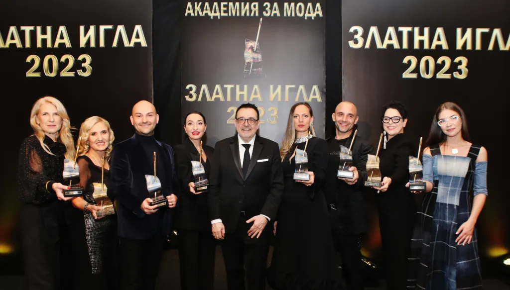 Проф. Любомир Стойков заедно с дизайнерите - носители на приза „Златна игла 2023“. Фото: Академия за мода / Хайлайф