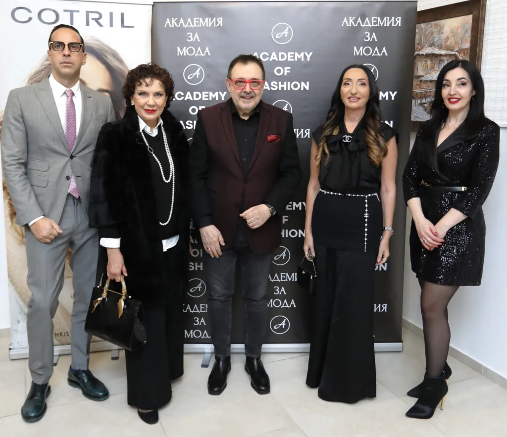 Проф. Любомир Стойков заедно с Теодор Гетов, Антония Първанова, Елена Кристиано и Емилия Балталиева. Фото: © Академия за мода / Петър Станев