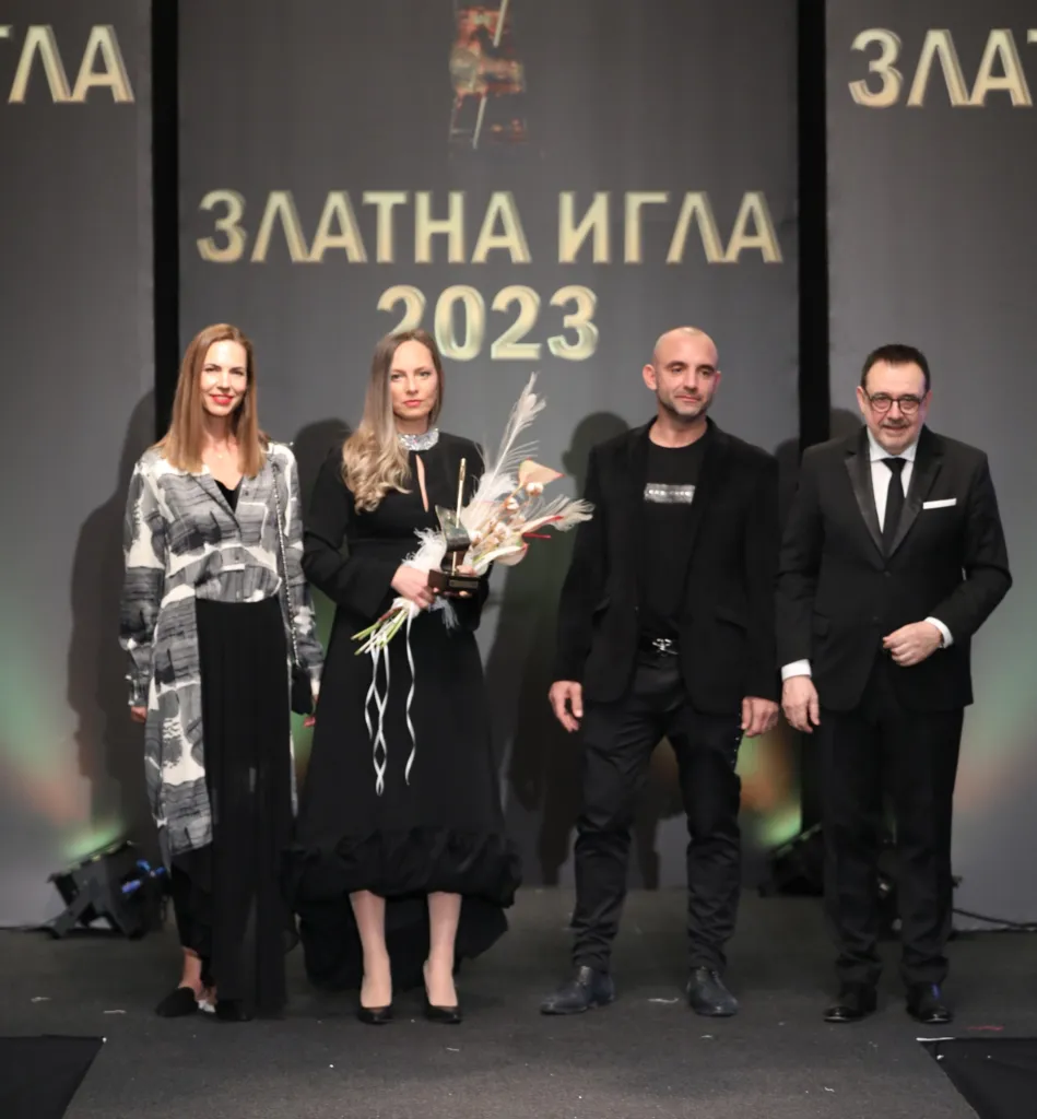 Проф. Любомир Стойков заедно с Радостина Долапчиева, която получи приза в категория „Дизайнер на годината“, Мария Георгиева-Савова и Стоян Радичев. Фото: Академия за мода / Петър Станев