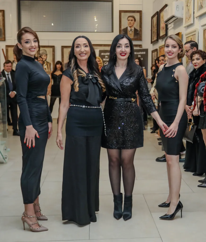 Симона Балталиева и Веси Василева с прически от коафьора Емилия Балталиева (Christian of Roma), Елена Кристиано и Емилия Балталиева. Фото: © Академия за мода / Петър Станев