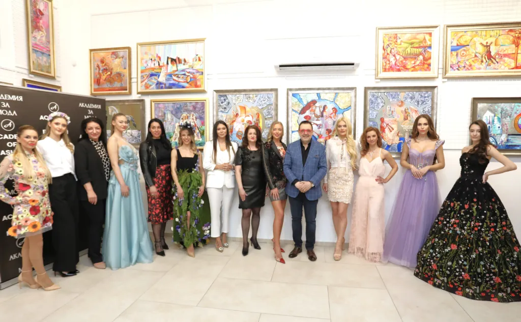 Проф. Любомир Стойков заедно с Габриела Карчина и Татяна Мечинова с неин грим, Поля Кинова, Виктория Югова, облечена в Paloma Fashion, Деси Краваева и Михаела Петрова, облечена в „жива“ рокля от нея, Таня Ян, Албена Иванова-Деянова, Екатерина Свечева, облечена в Benmodel, Вероника Стефанова, облечена в Blink by Radi Lazarova, Радослава Лазарова, Антоанета Боянова, облечена в Alegra, Милица Казакова, облечена в Ivette Bianchi. Фото: Академия за мода / Петър Станев
