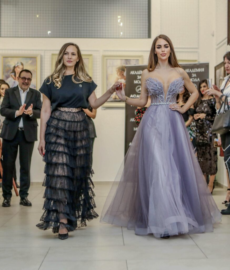 Антоанета Боянова, която е в тоалет на Alegra заедно с дизайнерката Радостина Долапчиева. Фото: Академия за мода / Петър Станев