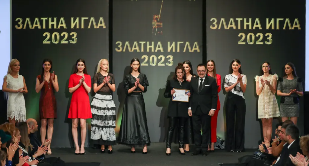 Албена Иванова-Деянова, която получи грамота на Академията за мода за „Принос в развитието на спортно-елегантния стил“ на „Златна игла 2023“ заедно с проф. Любомир Стойков. Фото: Академия за мода / Петър Станев