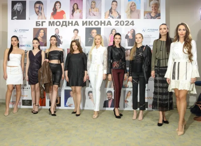 Албена Иванова-Деянова на финала на ревюто с манекените, представили част от колекция „Завръщане“. Фото: Академия за мода / Петър Станев