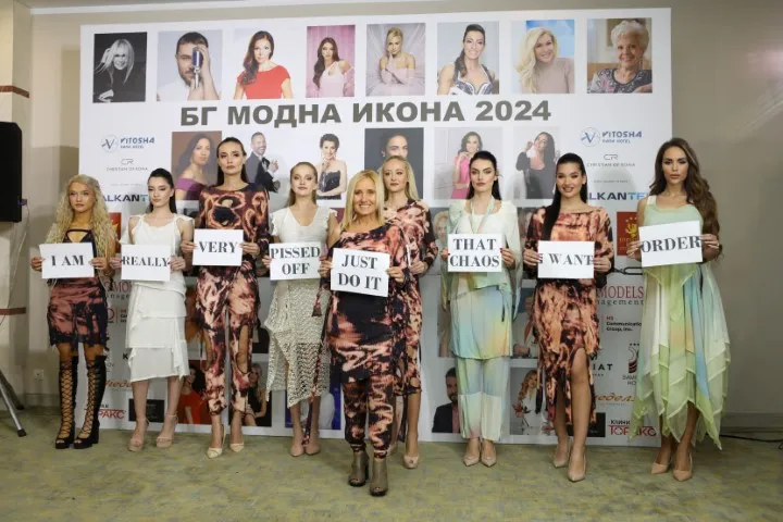 Аксел Харди на финала на ревюто с манекените, представили колекция „Ред в хаоса“. Фото: Академия за мода / Хайлайф