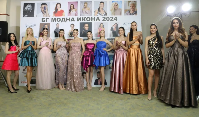 Ивет Апостолова на финала на ревюто с манекените, представили колекция C'est la vie. Фото: Академия за мода / Петър Станев