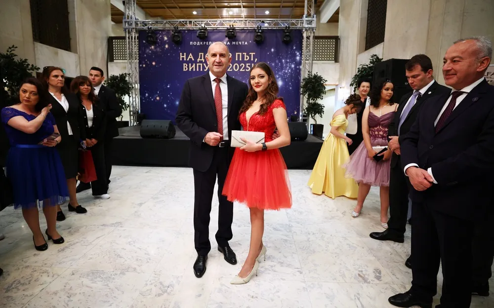 Президентът Румен Радев заедно с Мария Методиева, облечена в рокля на Стоян Радичев. Фото: БТА