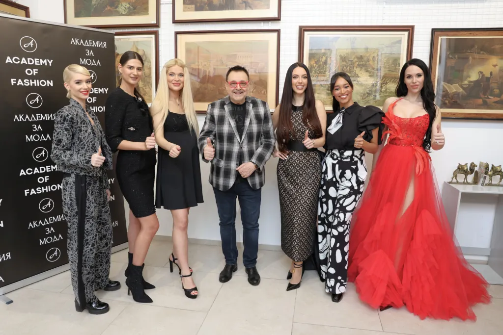 Моника Банкова с прическа от Анита Банкова и с тоалет на Теодора Спасова и Йоан Гълъбов, Мария-Микаела Вълчева с тоалет на Поля Кинова, Вероника Стефанова с тоалет на Таня Ян, проф. Любомир Стойков, Жана Янева с тоалет на Ивет Апостолова, Стефани Обадяру с тоалет на Лиляна Петрова – Лулу, Антоанета Боянова с тоалет на Радостина Долапчиева (от ляво надясно). Фото: Академия за мода / Петър Станев