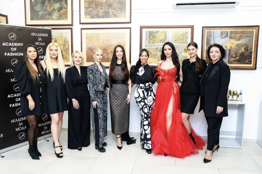Таня Ян, Вероника Стефанова с тоалет на Таня Ян, Анита Банкова, Моника Банкова с прическа от Анита Банкова и с тоалет на Теодора Спасова и Йоан Гълъбов, Жана Янева с тоалет на Ивет Апостолова, Стефани Обадяру с тоалет на Лиляна Петрова – Лулу, Антоанета Боянова с тоалет на Радостина Долапчиева, Мария-Микаела Вълчева с тоалет на Поля Кинова и Поля Кинова (от ляво надясно). Фото: Академия за мода / Петър Станев