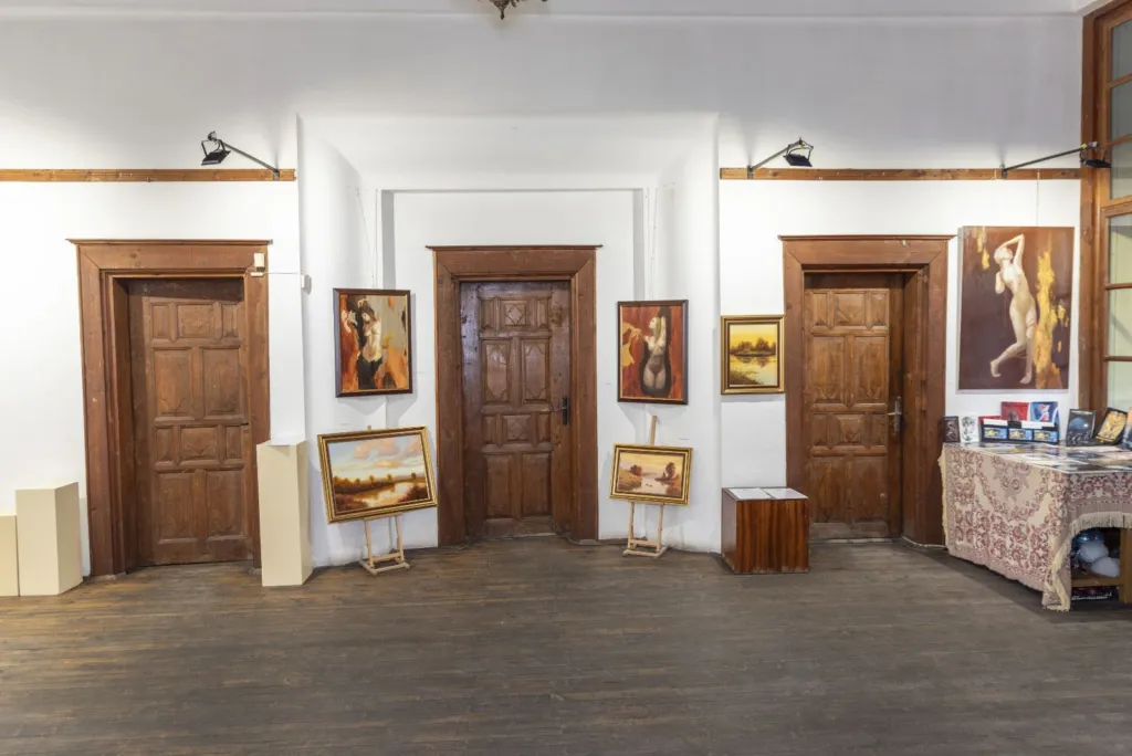 Картини от изложбата „Кехлибарени сънища“ на художника Костадин Жиков. Фото: Благовест Попов