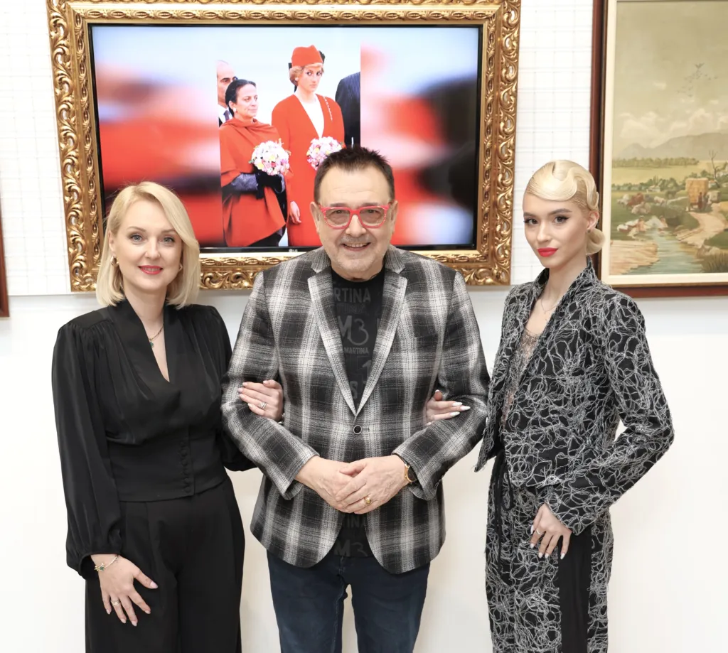 Анита Банкова, проф. Любомир Стойков и Моника Банкова с прическа от Анита Банкова и с тоалет на Теодора Спасова и Йоан Гълъбов. Фото: Академия за мода / Петър Станев