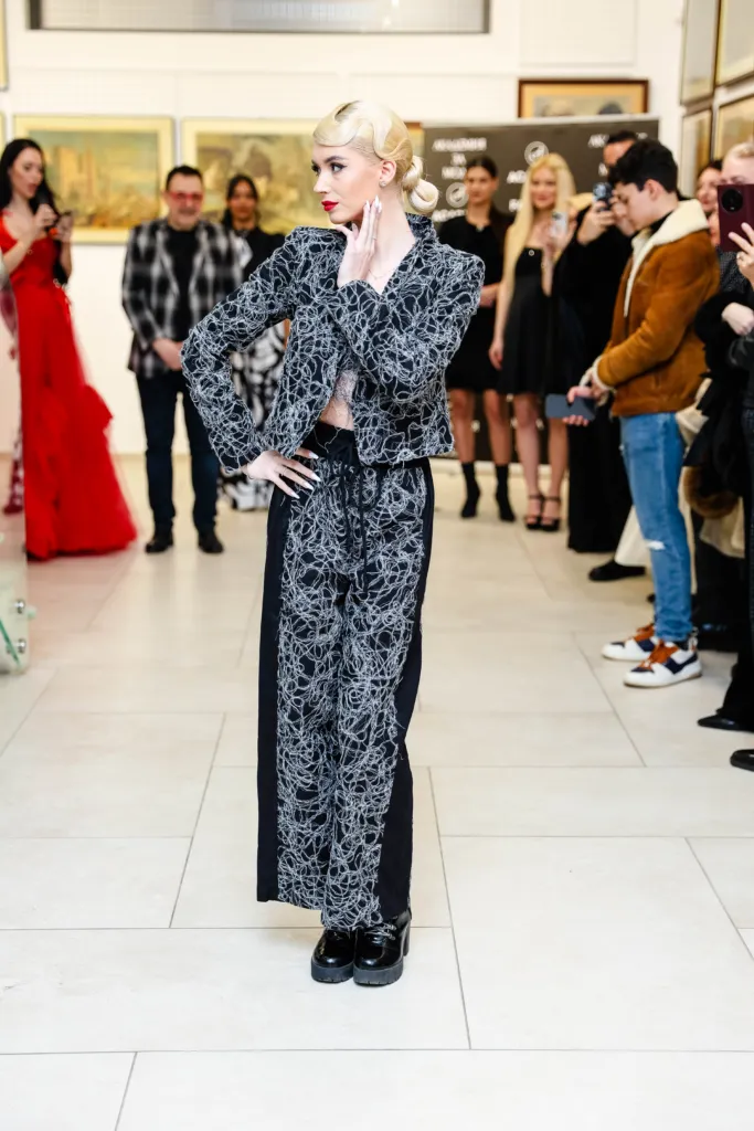 Моника Банкова с прическа от Анита Банкова и с тоалет на Теодора Спасова и Йоан Гълъбов. Фото: Академия за мода / Петър Станев