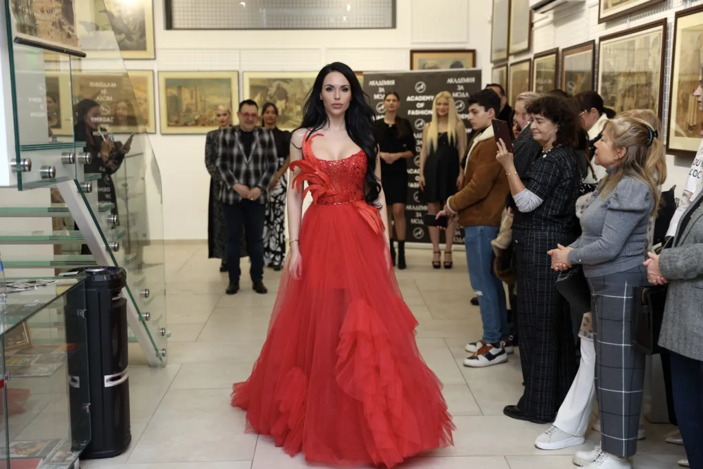 Антоанета Боянова с тоалет на Радостина Долапчиева. Фото: Академия за мода / Петър Станев