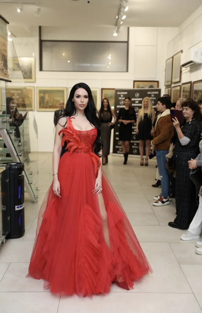 Антоанета Боянова с тоалет на Радостина Долапчиева. Фото: Академия за мода / Петър Станев