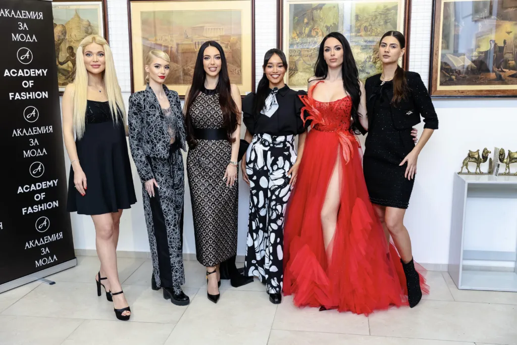 Вероника Стефанова с тоалет на Таня Ян, Моника Банкова с прическа от Анита Банкова и с тоалет на Теодора Спасова и Йоан Гълъбов, Жана Янева с тоалет на Ивет Апостолова, Стефани Обадяру с тоалет на Лиляна Петрова – Лулу, Антоанета Боянова с тоалет на Радостина Долапчиева, Мария-Микаела Вълчева с тоалет на Поля Кинова (от ляво надясно). Фото: Академия за мода / Петър Станев
