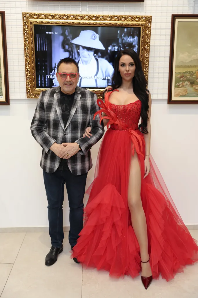 Проф. Любомир Стойков и Антоанета Боянова с тоалет на Радостина Долапчиева. Фото: Академия за мода / Петър Станев