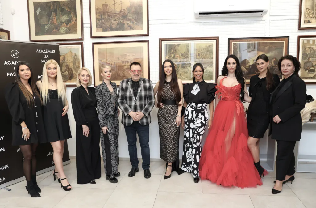 Таня Ян, Вероника Стефанова с тоалет на Таня Ян, Анита Банкова, Моника Банкова с прическа от Анита Банкова и с тоалет на Теодора Спасова и Йоан Гълъбов, проф. Любомир Стойков, Жана Янева с тоалет на Ивет Апостолова, Стефани Обадяру с тоалет на Лиляна Петрова – Лулу, Антоанета Боянова с тоалет на Радостина Долапчиева, Мария-Микаела Вълчева с тоалет на Поля Кинова и Поля Кинова (от ляво надясно). Фото: Академия за мода / Петър Станев