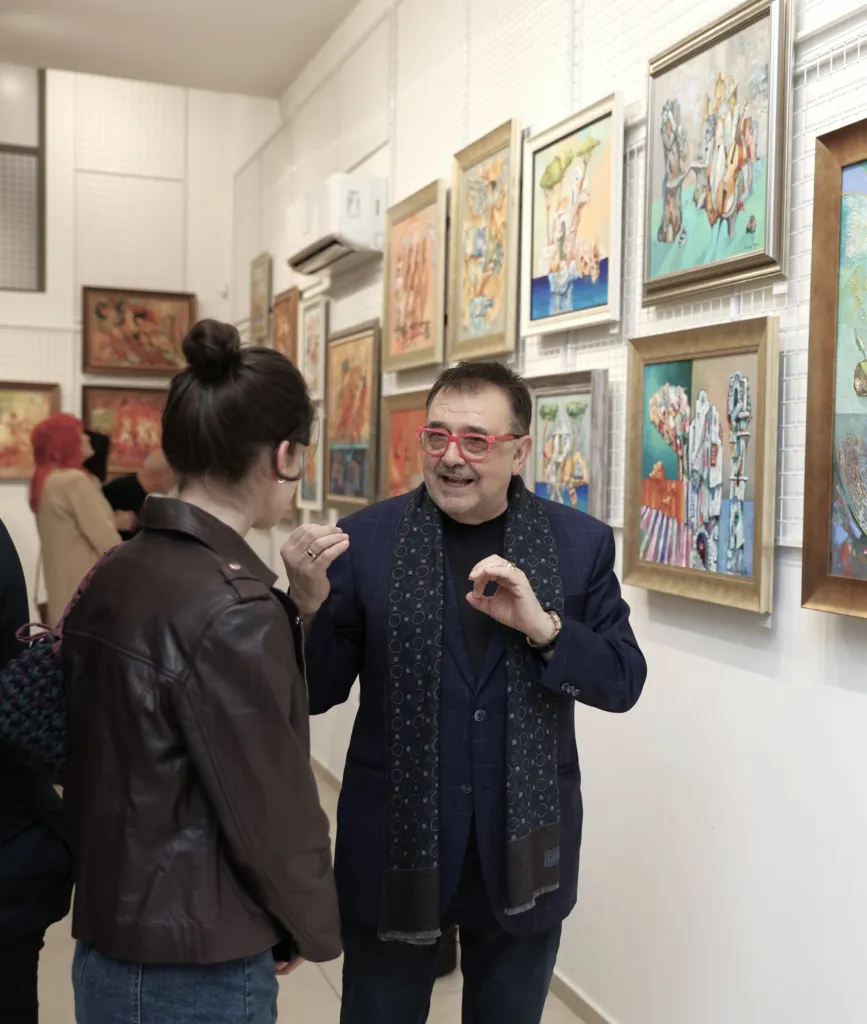 Проф. Любомир Стойков с гост на изложбата. Фото: Алма комуникация / Петър Станев