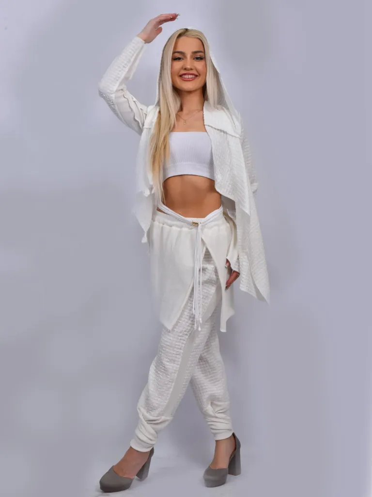 Един от първите продадени тоалети. Модел: Зари Баждарова – Мис Търновград
Фото: Нено Вълковски Фото: Нено Вълковски