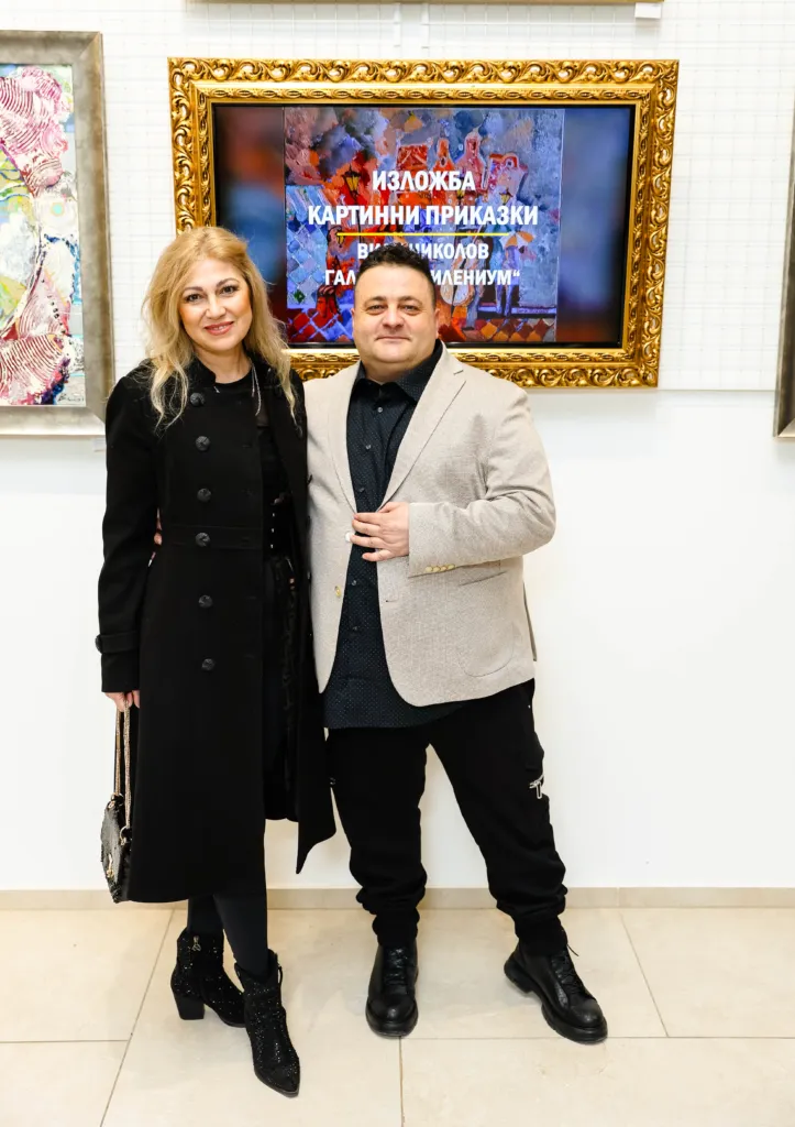 Вили Николов и гост на изложбата. Фото: Алма комуникация / Петър Станев