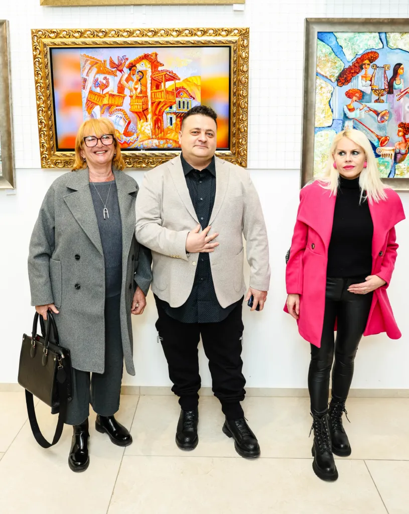 Вили Николов и гости на изложбата. Фото: Алма комуникация / Петър Станев