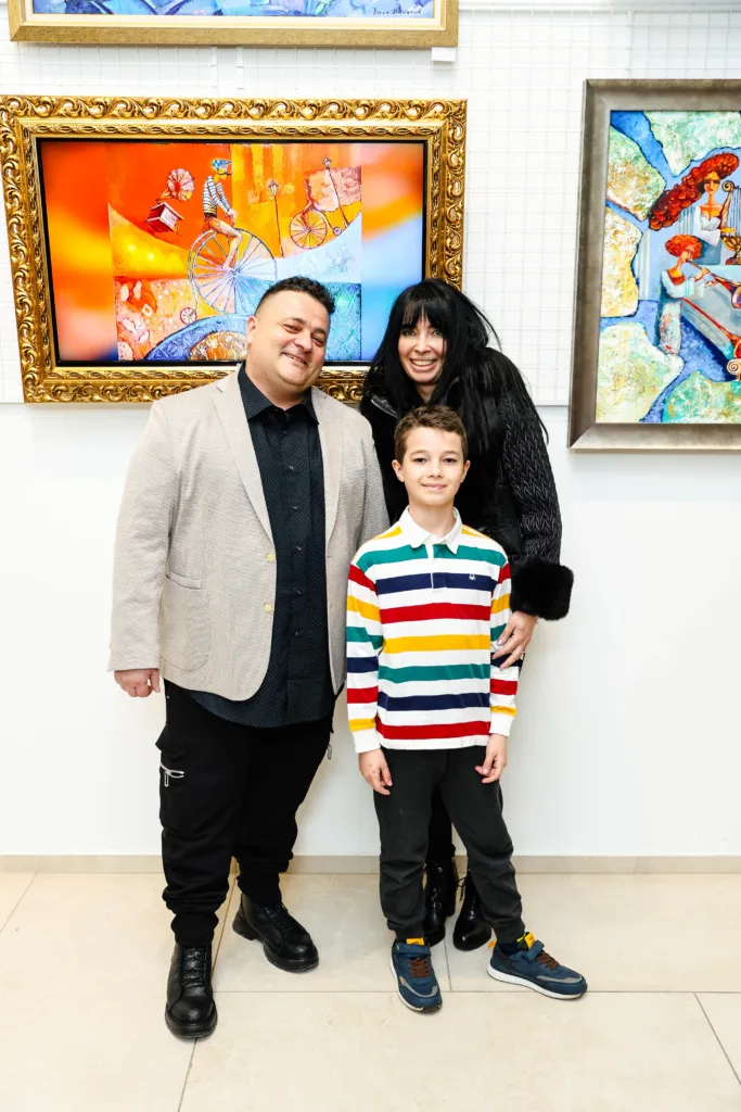 Вили Николов и гости на изложбата. Фото: Алма комуникация / Петър Станев