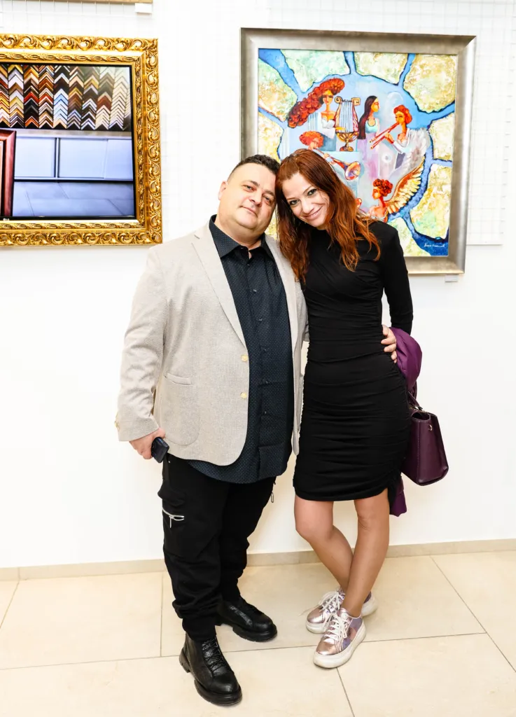 Вили Николов и гост на изложбата. Фото: Алма комуникация / Петър Станев