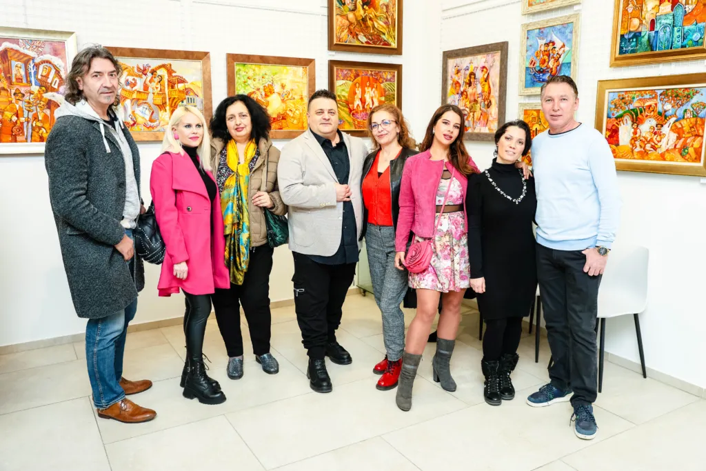 Вили Николов и гости на изложбата. Фото: Алма комуникация / Петър Станев
