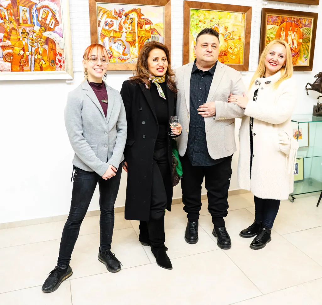 Вили Николов и гости на изложбата. Фото: Алма комуникация / Петър Станев