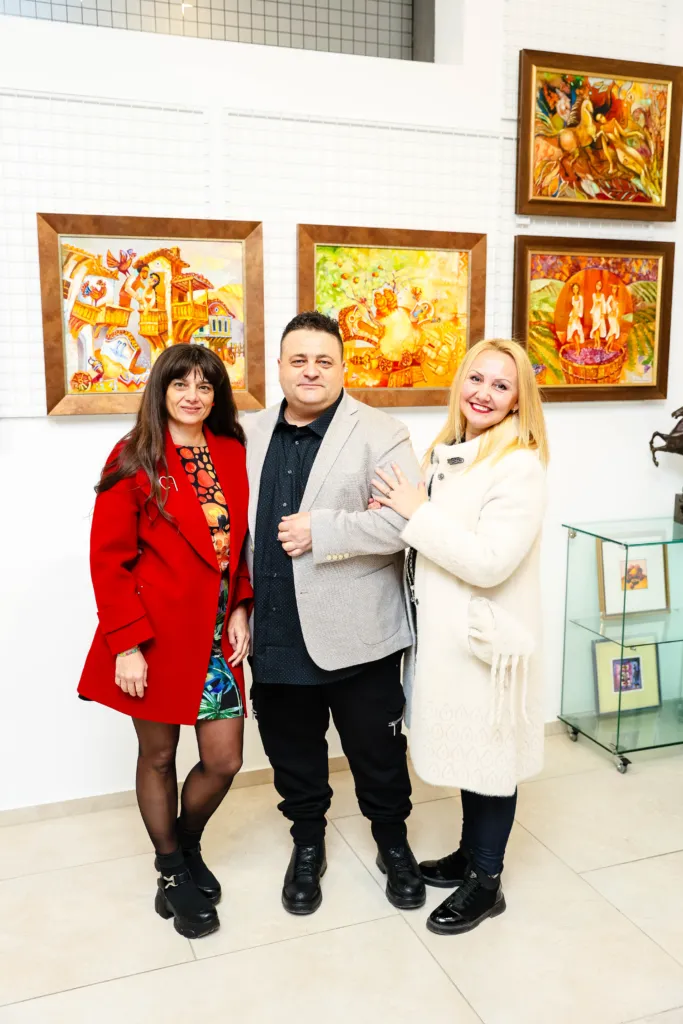 Вили Николов и гости на изложбата. Фото: Алма комуникация / Петър Станев