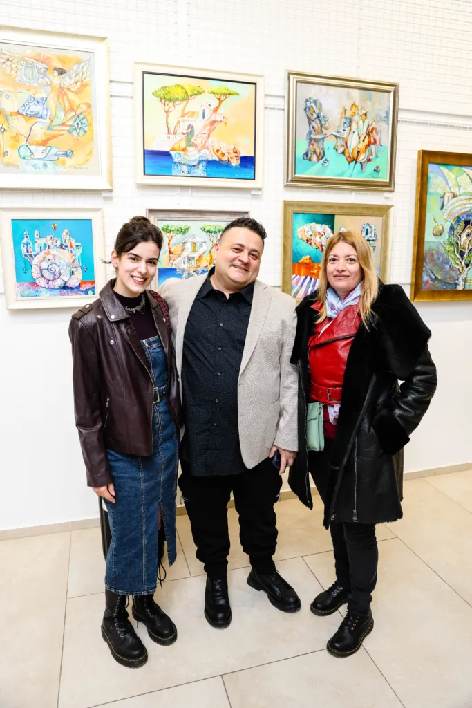 Вили Николов и гости на изложбата. Фото: Алма комуникация / Петър Станев