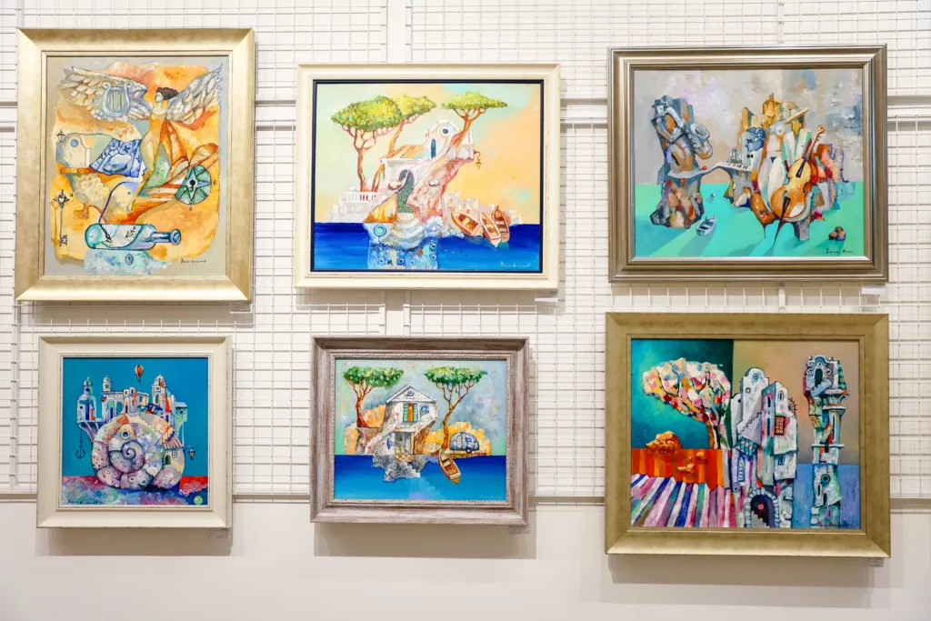 Картини от експозицията „Картинни приказки“ на художника Вили Николов. Фото: Алма комуникация / Петър Станев