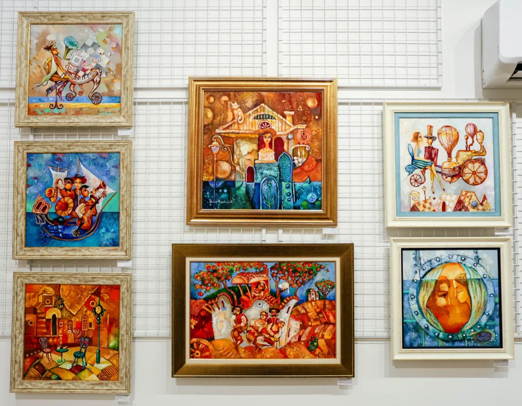 Картини от експозицията „Картинни приказки“ на художника Вили Николов. Фото: Алма комуникация / Петър Станев