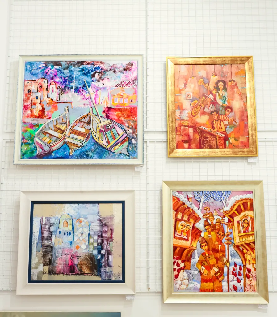 Картини от експозицията „Картинни приказки“ на художника Вили Николов. Фото: Алма комуникация / Петър Станев