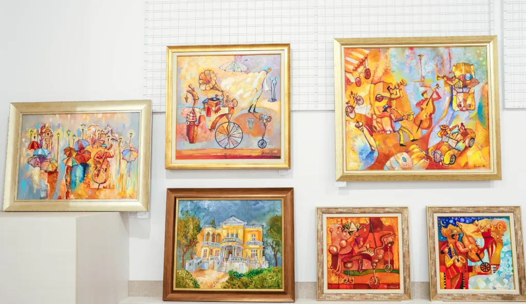 Картини от експозицията „Картинни приказки“ на художника Вили Николов. Фото: Алма комуникация / Петър Станев